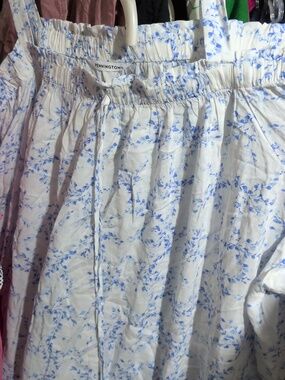 585: Pennington floral NEW cold s top